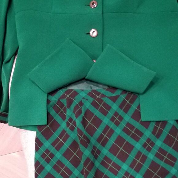 Suit with scarf - Picture 4 of 5